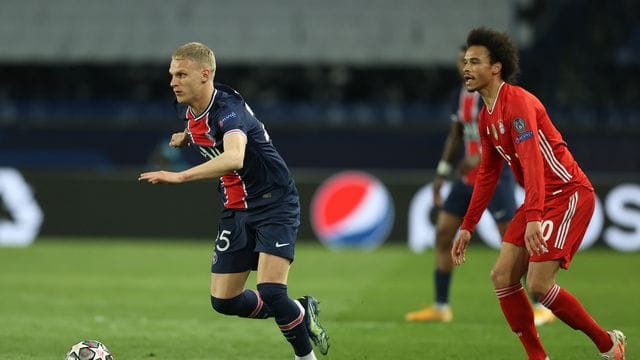 PSG-Verteidiger Mitchel Bakker (l) wechselt nach Leverkusen.