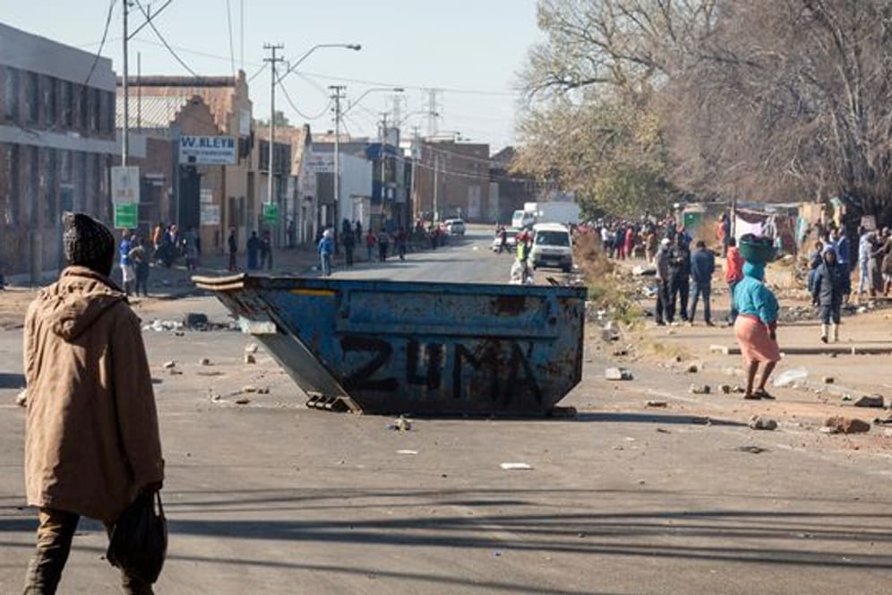 In Südafrika gibt es Proteste gegen die Inhaftierung des früheren Präsidenten Zuma.