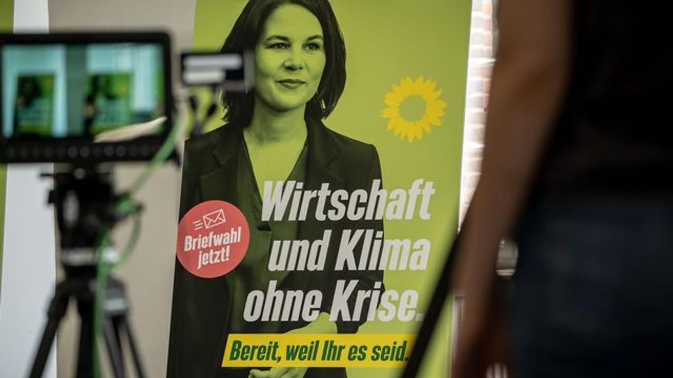 Ein Wahlplakat der Grünen zeigt Kanzlerkandidatin Annalena Baerbock und den Slogan "Wirtschaft und Klima ohne Krise".