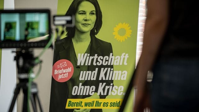 Ein Wahlplakat der Grünen zeigt Kanzlerkandidatin Annalena Baerbock und den Slogan "Wirtschaft und Klima ohne Krise". Ein Wahlplakat der Grünen zeigt Kanzlerkandidatin Annalena Baerbock und den Slogan "Wirtschaft und Klima ohne Krise".