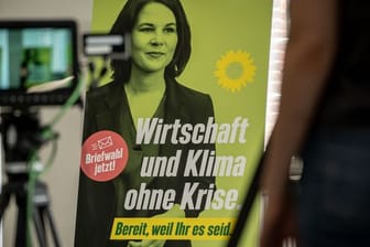 Ein Wahlplakat der Grünen zeigt Kanzlerkandidatin Annalena Baerbock und den Slogan "Wirtschaft und Klima ohne Krise".