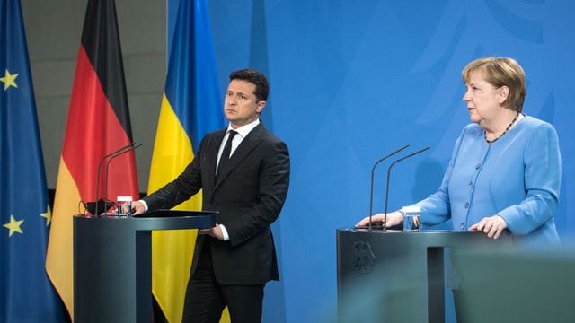 Wolodymyr Selenskyi, Präsident der Ukraine, und Bundeskanzlerin Angela Merkel (CDU) geben vor ihrem Gespräch ein Pressestatement. Wolodymyr Selenskyi, Präsident der Ukraine, und Bundeskanzlerin Angela Merkel (CDU) geben vor ihrem Gespräch ein Pressestatement.