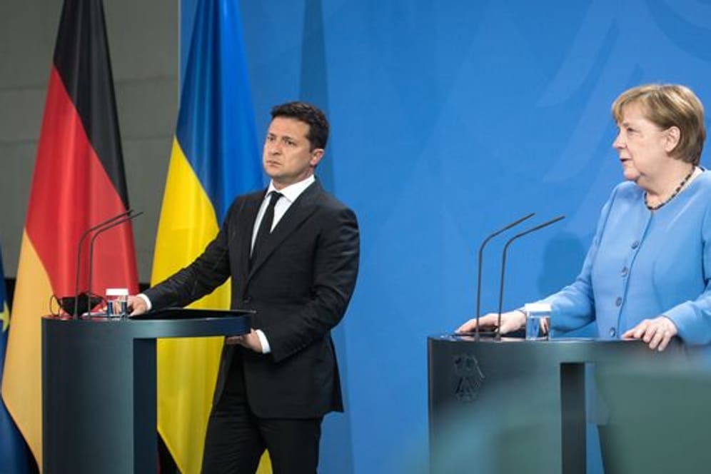 Wolodymyr Selenskyi, Präsident der Ukraine, und Bundeskanzlerin Angela Merkel (CDU) geben vor ihrem Gespräch ein Pressestatement.