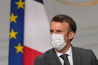 Wir müssen in Richtung einer Impfung aller gehen, weil das vorerst der einzige Weg zurück zu einem normalen Leben ist", so Präsident Macron.