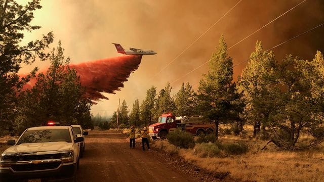 Ein Löschflugzeug über dem Grandview Fire in der Nähe von Sisters, Oregon. Ein Löschflugzeug über dem Grandview Fire in der Nähe von Sisters, Oregon.