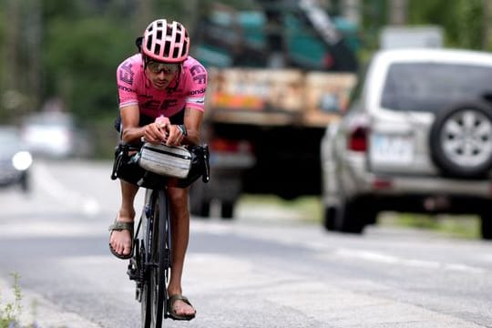 Mit Sandalen und Gepäck: Lachlan Morton fuhr die Tour de France vor seinen Teamkollegen und dem Feld ab.