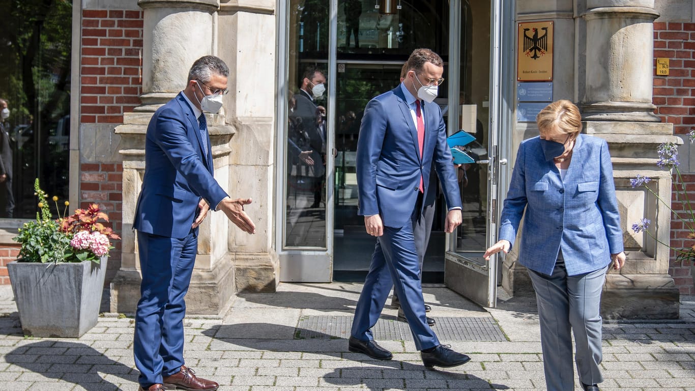 RKI-Chef Lothar Wieler (li.), Minister Jens Spahn und Kanzlerin Angela Merkel: Sie sind am Dienstag im Robert Koch-Institut zusammengekommen.