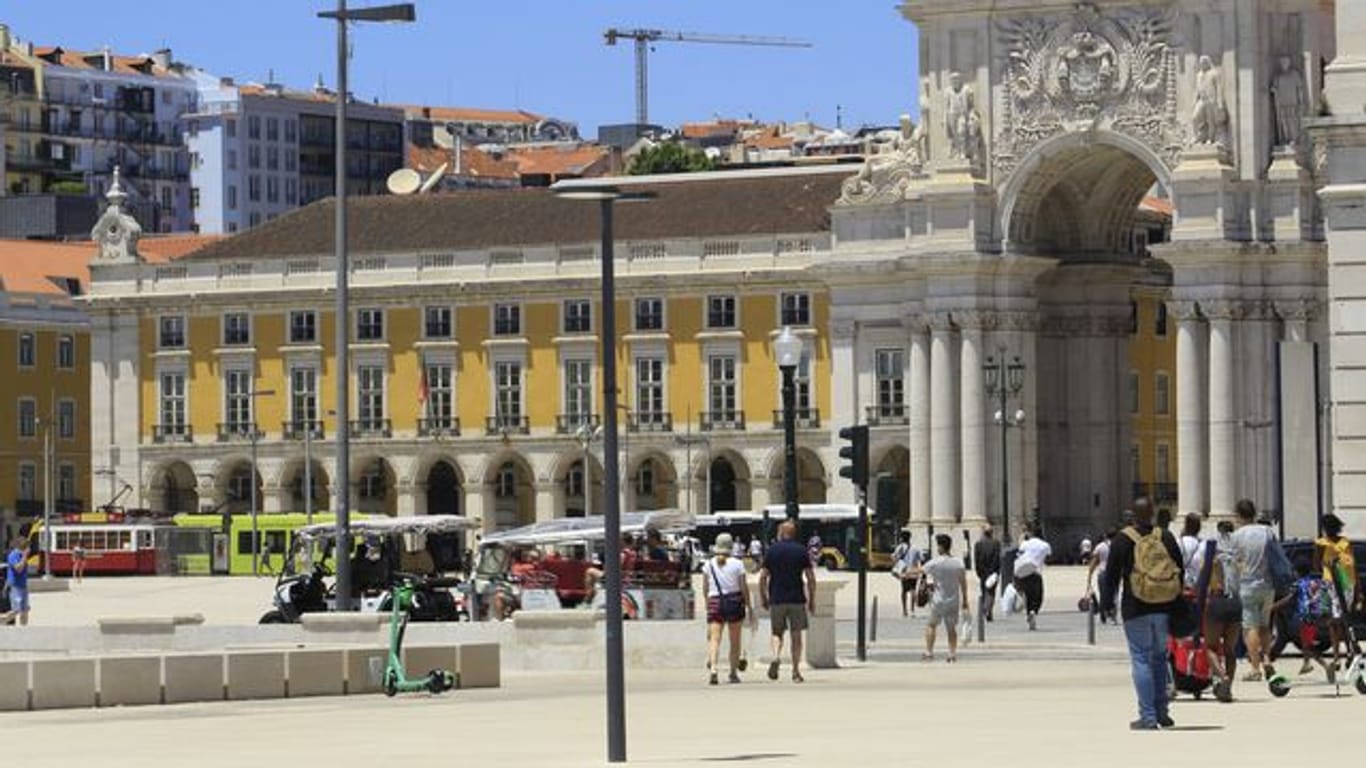 Touristen am gehen Comercio-Platz in Lissabon.