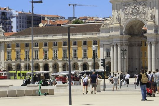 Touristen am gehen Comercio-Platz in Lissabon.