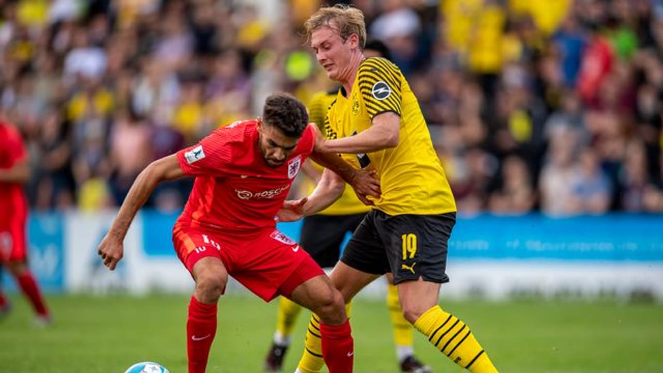 Gießens Nejmeddin Daghfous (l) und Dortmunds Julian Brandt kämpfen um den Ball.