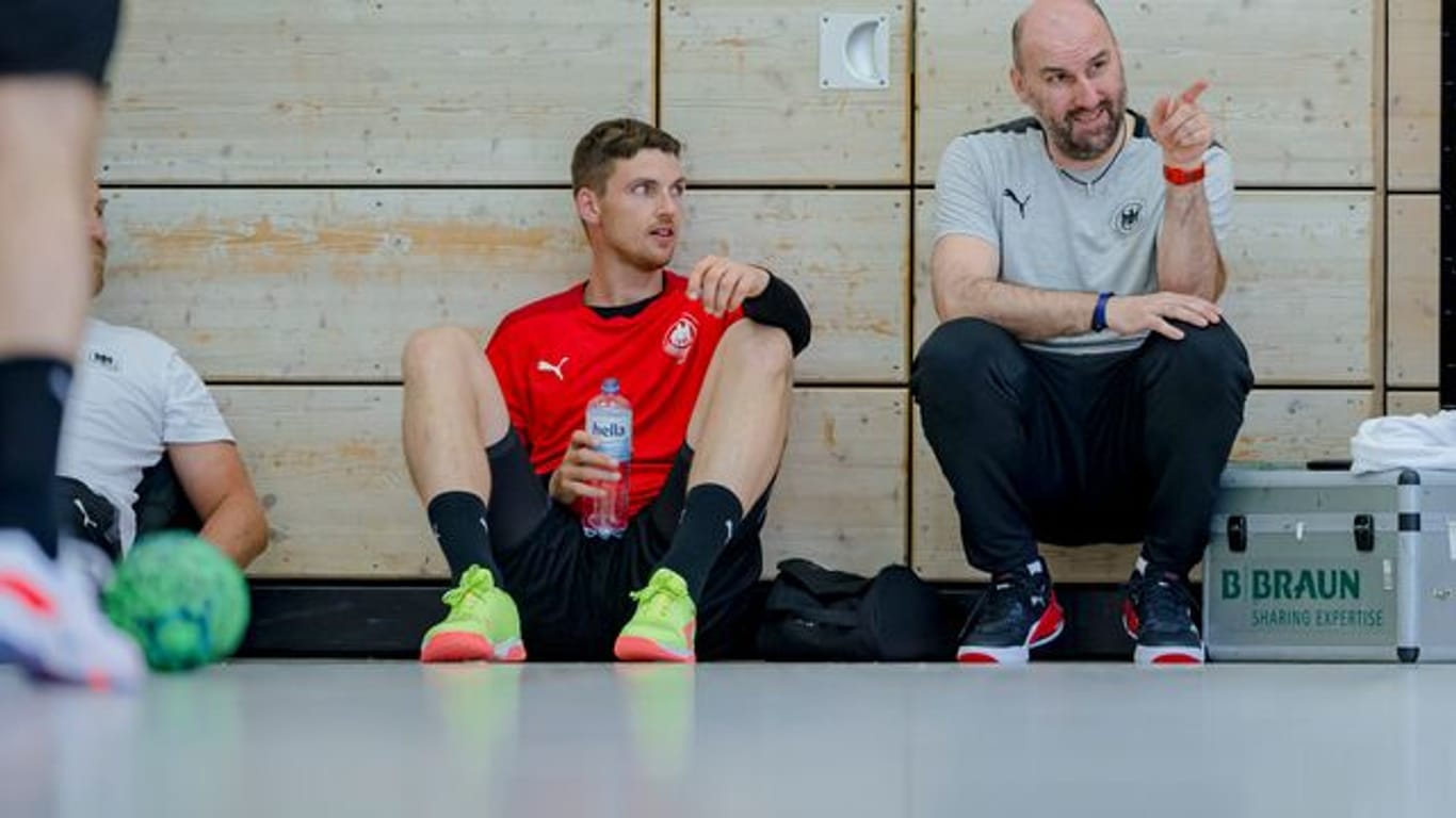 Olympia-Vorbereitung: Nationalspieler Hendrik Pekeler (l) im Gespräch mit Co-Trainer Erik Wudtke.