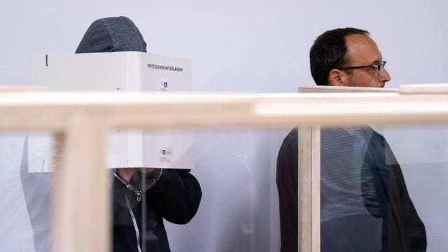 Der Täter (l) und sein Anwalt Adam Ahmed wollen das Urteil anfechten.
