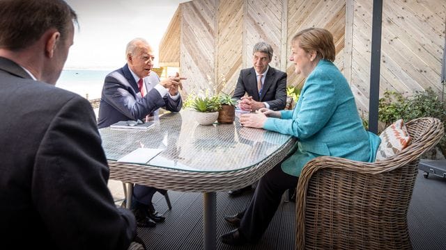 Am Rande des G7-Gipfels: Angela Merkel und Joe Biden im Gespräch. Am Rande des G7-Gipfels: Angela Merkel und Joe Biden im Gespräch.