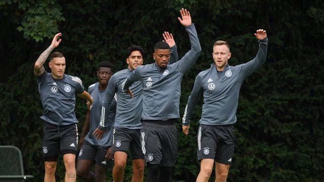 Deutschlands Fußballer um Benjamin Henrichs (2. Deutschlands Fußballer um Benjamin Henrichs (2.