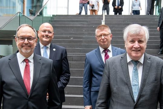 Die Sicherheit der Bundestagswahl im September ist nicht in Gefahr - das ist die gemeinsame Botschaft von CSU-Innenminister Horst Seehofer, Thomas Haldenwang, Präsident des Bundesamts für Verfassungsschutz, Arne Schönbohm, Präsident des Bundesamtes für Sicherheit in der Informationstechnik, und Georg Thiel, Präsident des Statistischen Bundesamtes und Bundeswahlleiter (von links nach rechts).