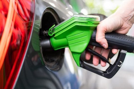 Wenn die Klimaschutzziele der EU-Kommission umgesetzt werden, könnte Tanken teurer werden.