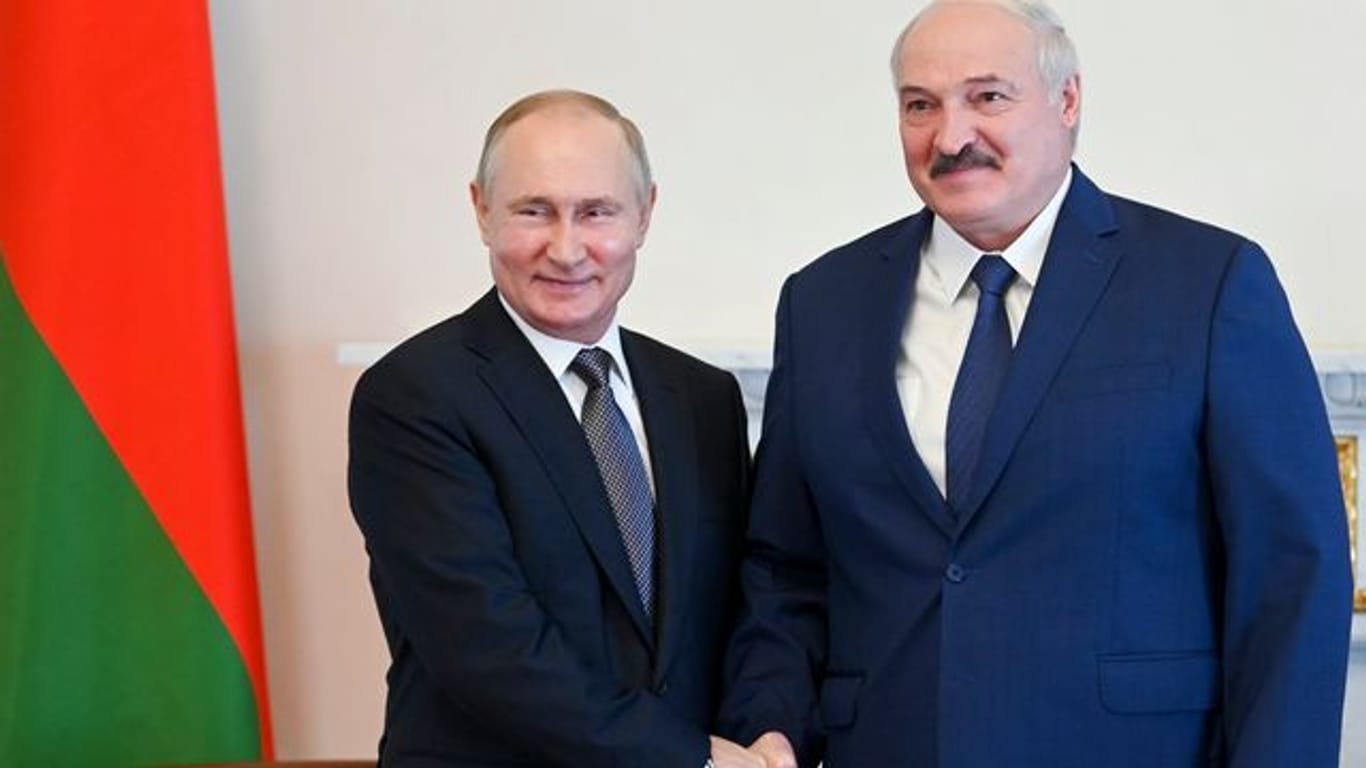 Der belarussische Präsident Alexander Lukaschenko (rechts) beim Treffen mit Russlands Präsidenten Wladimir Putin.