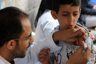 Ein Junge wird im Jemen gegen Diphterie geimpft.