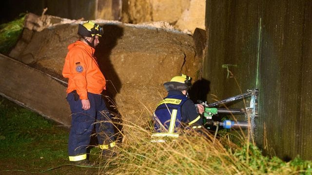 THW-Helfer sichern in Beller (Kreis Ahrweiler) die Stützmauer einer Brücke der Autobahn A61, die zuvor aufgrund von Unterspülung eingestürzt ist.