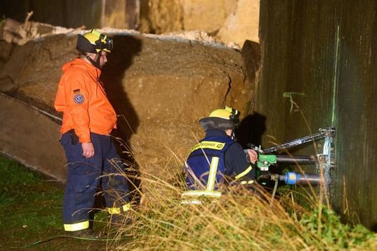 THW-Helfer sichern in Beller (Kreis Ahrweiler) die Stützmauer einer Brücke der Autobahn A61, die zuvor aufgrund von Unterspülung eingestürzt ist.