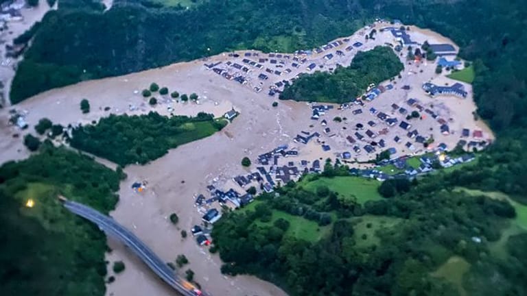 Die von der Polizei zur Verfügung gestellte Luftaufnahme zeigt den vom Ahr-Hochwasser überfluteten Ortsteil Altenburg in Altenahr.