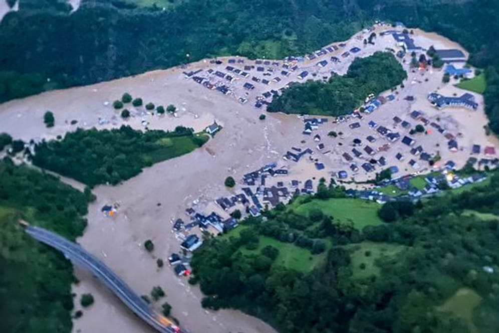 Die von der Polizei zur Verfügung gestellte Luftaufnahme zeigt den vom Ahr-Hochwasser überfluteten Ortsteil Altenburg in Altenahr.