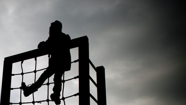 Laut Paritätischem Wohlfahrtsverband sind Kinder und Jugendliche in erheblichem Ausmaß von Armut betroffen. Laut Paritätischem Wohlfahrtsverband sind Kinder und Jugendliche in erheblichem Ausmaß von Armut betroffen.