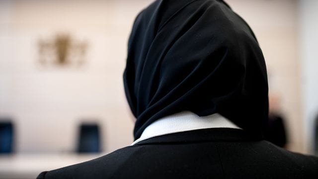 Das Verbot des Tragens jeder sichtbaren Ausdrucksform politischer, weltanschaulicher oder religiöser Überzeugungen könne durch das Bedürfnis des Arbeitgebers gerechtfertigt sein, gegenüber den Kunden ein Bild der Neutralität zu vermitteln oder soziale Konflikte zu vermeiden, entschied der EuGH. Das Verbot des Tragens jeder sichtbaren Ausdrucksform politischer, weltanschaulicher oder religiöser Überzeugungen könne durch das Bedürfnis des Arbeitgebers gerechtfertigt sein, gegenüber den Kunden ein Bild der Neutralität zu vermitteln oder soziale Konflikte zu vermeiden, entschied der EuGH.