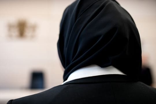 Das Verbot des Tragens jeder sichtbaren Ausdrucksform politischer, weltanschaulicher oder religiöser Überzeugungen könne durch das Bedürfnis des Arbeitgebers gerechtfertigt sein, gegenüber den Kunden ein Bild der Neutralität zu vermitteln oder soziale Konflikte zu vermeiden, entschied der EuGH.