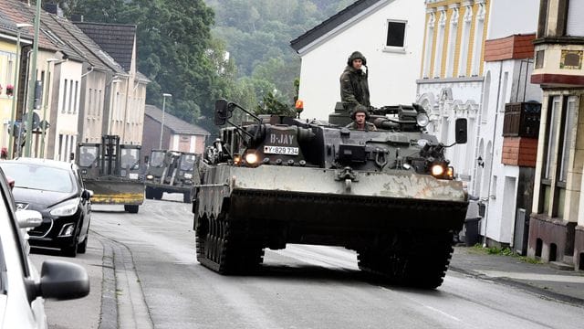 Mit einem Bergepanzer und schwerem Räumgerät rückt die Bundeswehr an, um die Schäden die die Überflutung der Nahmer am Vorabend mit sich gebracht hat, zu beseitigen. Mit einem Bergepanzer und schwerem Räumgerät rückt die Bundeswehr an, um die Schäden die die Überflutung der Nahmer am Vorabend mit sich gebracht hat, zu beseitigen.