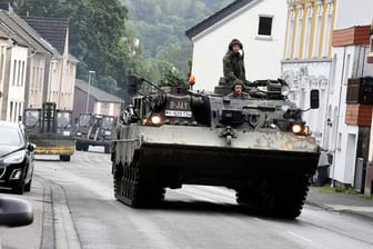 Mit einem Bergepanzer und schwerem Räumgerät rückt die Bundeswehr an, um die Schäden die die Überflutung der Nahmer am Vorabend mit sich gebracht hat, zu beseitigen.