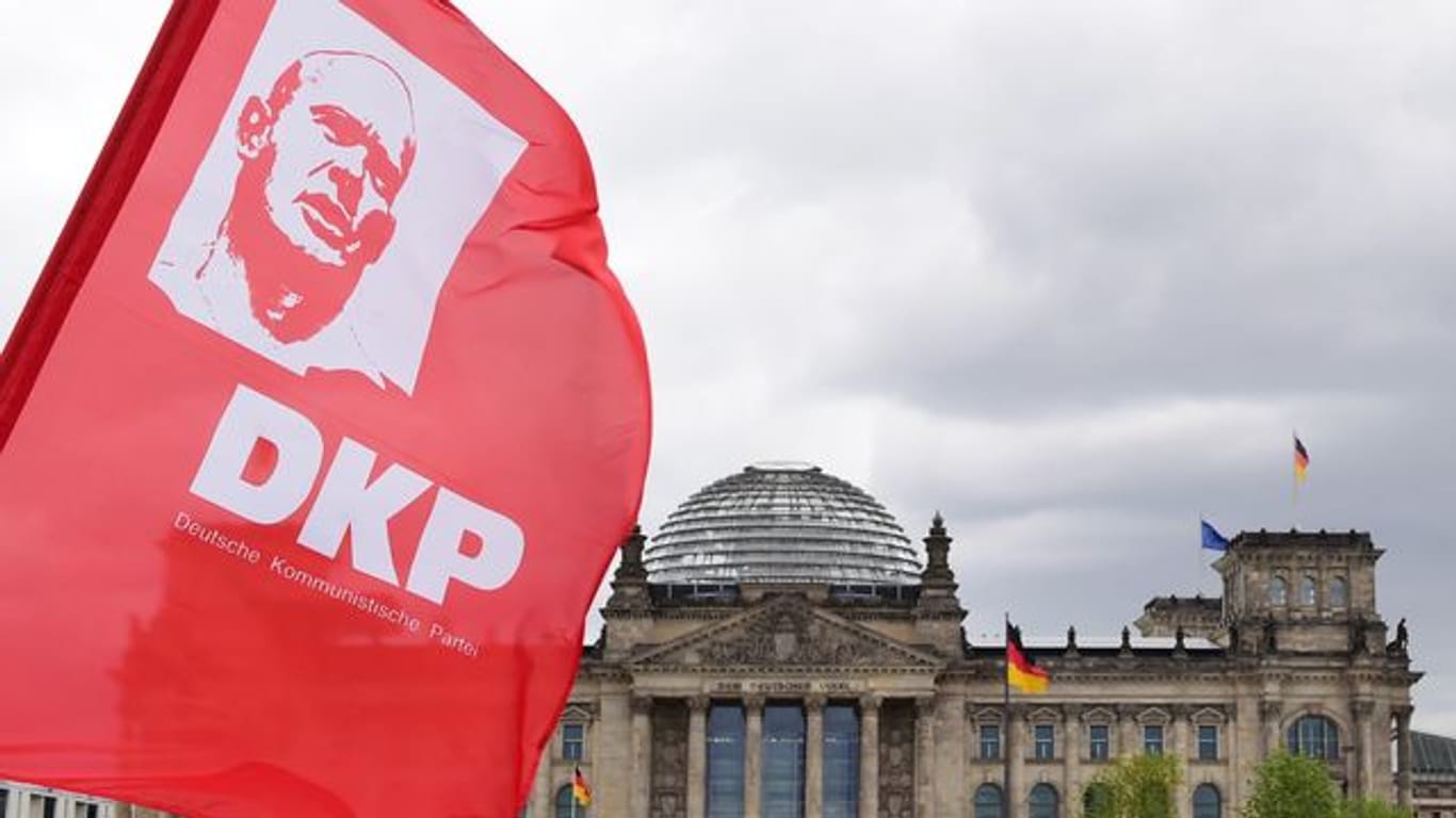 Rote Fahne der DKP vor dem Reichstag in Berlin.