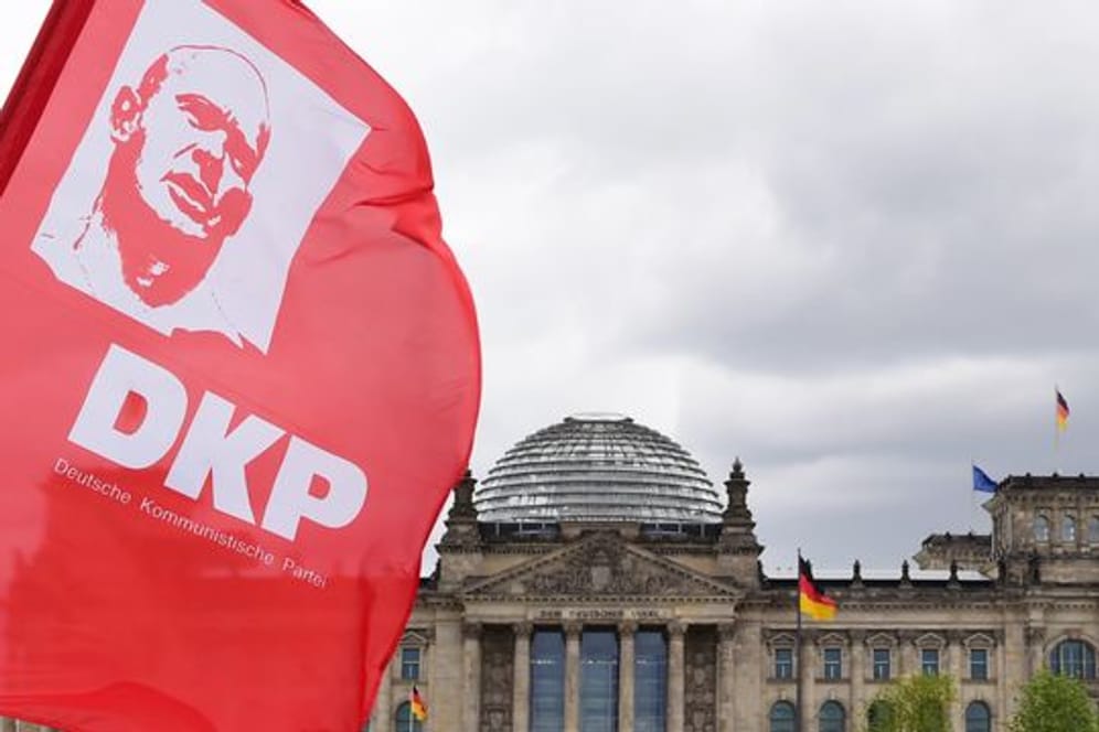 Rote Fahne der DKP vor dem Reichstag in Berlin.