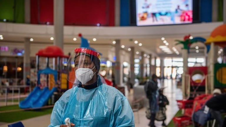 In Südafrika werden nach einem Rekordanstieg der Corona-Infektionszahlen neue Impfzentren eröffnet.