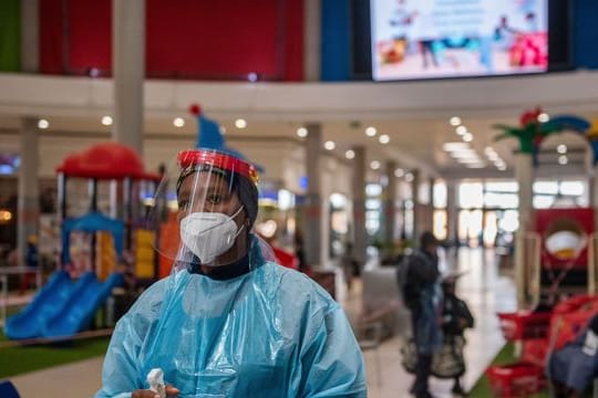 In Südafrika werden nach einem Rekordanstieg der Corona-Infektionszahlen neue Impfzentren eröffnet.