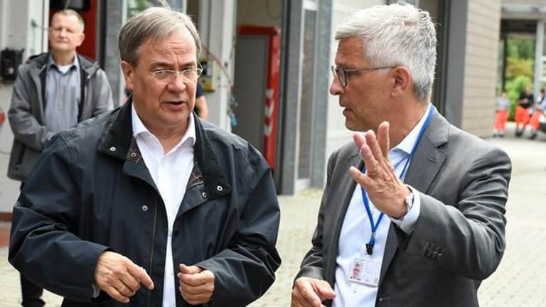 NRW-Ministerpräsident Armin Laschet (CDU, l) im Gespräch mit dem Hagener Oberbürgermeister Erik O.