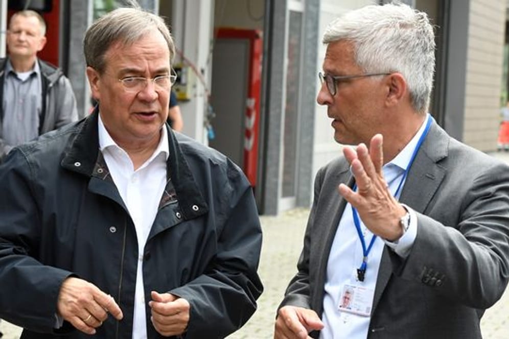 NRW-Ministerpräsident Armin Laschet (CDU, l) im Gespräch mit dem Hagener Oberbürgermeister Erik O.