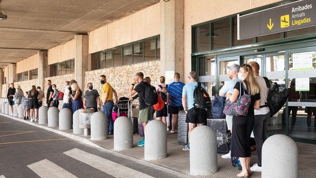 Urlauber treffen auf der Insel Menorca in den Balearen an.