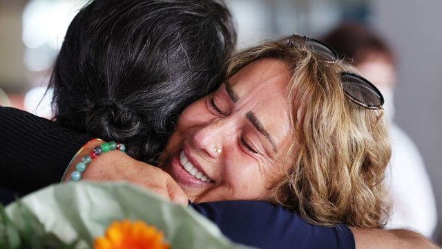 Die deutsche Sängerin Hozan Cane (r) wird nach ihrer langen Leidenszeit in der Türkei am Flughafen von Freunden empfangen. Die deutsche Sängerin Hozan Cane (r) wird nach ihrer langen Leidenszeit in der Türkei am Flughafen von Freunden empfangen.