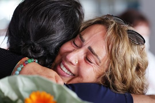 Die deutsche Sängerin Hozan Cane (r) wird nach ihrer langen Leidenszeit in der Türkei am Flughafen von Freunden empfangen.
