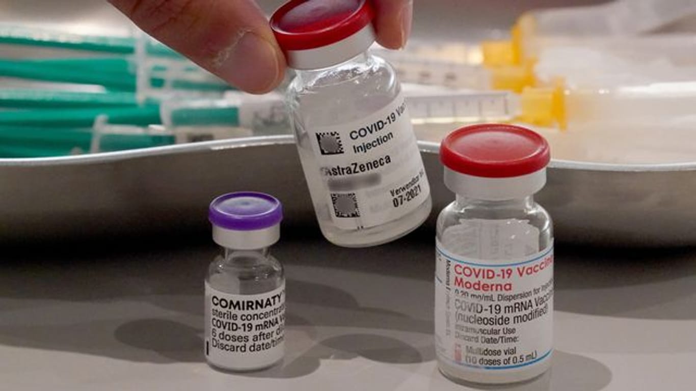 Es gibt neue Warnhinweise für die verschiedenen Corona-Impfstoffe.