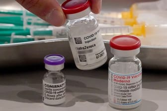 Es gibt neue Warnhinweise für die verschiedenen Corona-Impfstoffe.