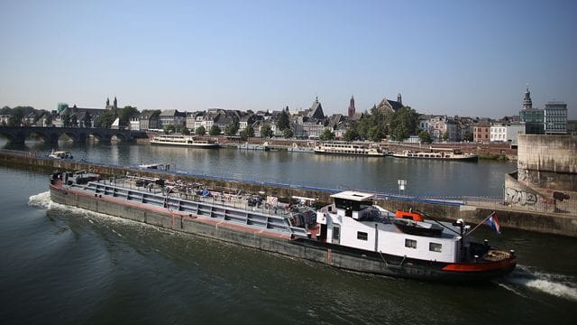 Die Maas fließt mitten durch Maastricht. Die Maas fließt mitten durch Maastricht.