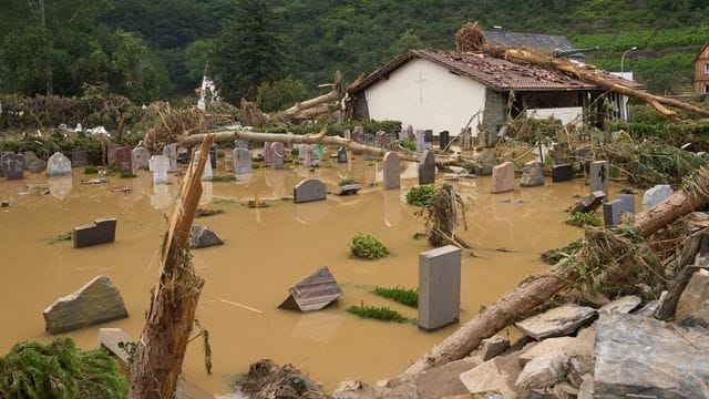 Der Friedhof in Altenahr ist vom Hochwasser überflutet.