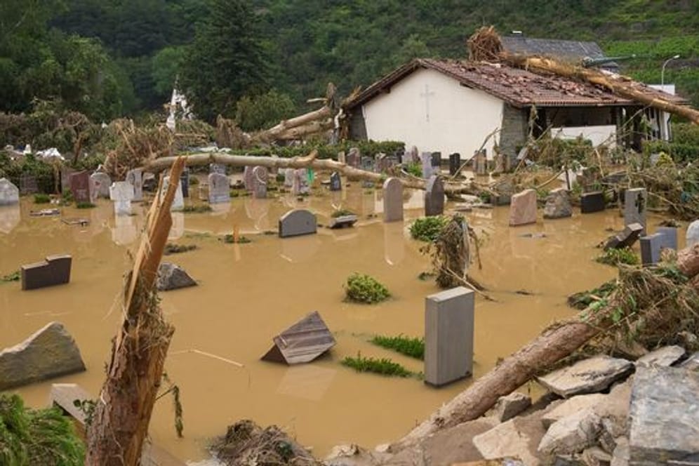 Der Friedhof in Altenahr ist vom Hochwasser überflutet.