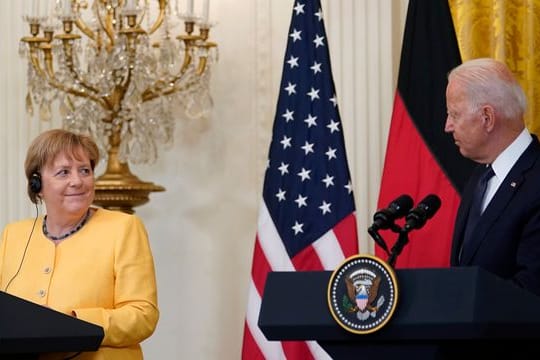 Kanzlerin Merkel und US-Präsident Biden demonstrieren Einigkeit und Harmonie.