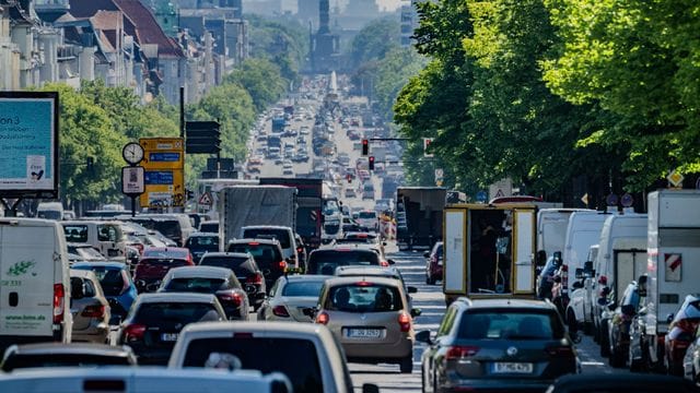 In der Hauptstadt verstopfen Autos die Straßen.