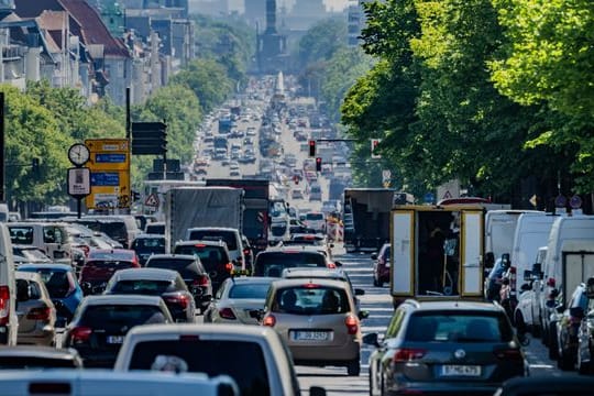 In der Hauptstadt verstopfen Autos die Straßen.