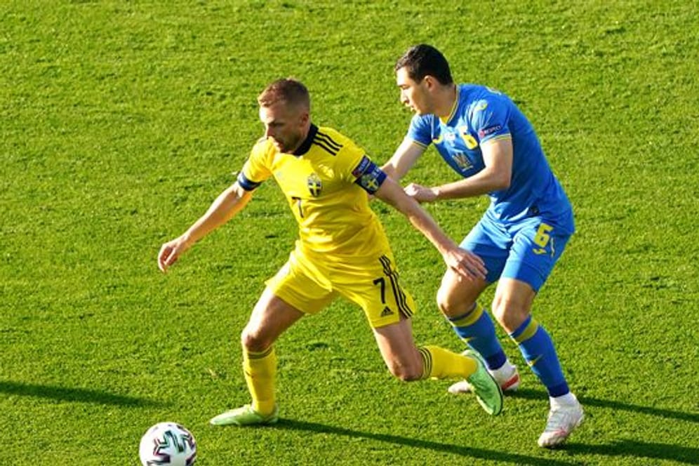 Schwedens Sebastian Larsson (l) lief bei der EM als Kapitän auf.