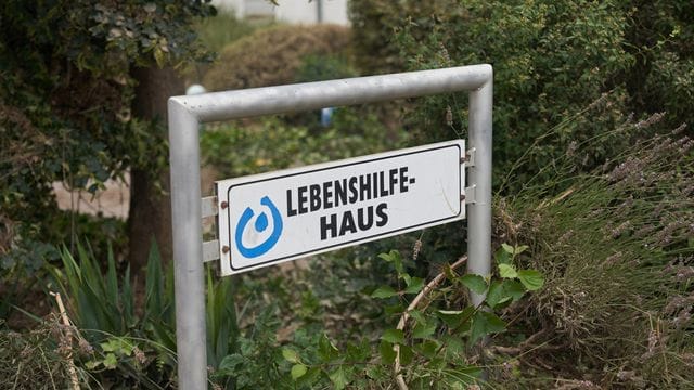 Das Schild vor dem Behindertenwohnheim Lebenshilfe-Haus. Das Schild vor dem Behindertenwohnheim Lebenshilfe-Haus.